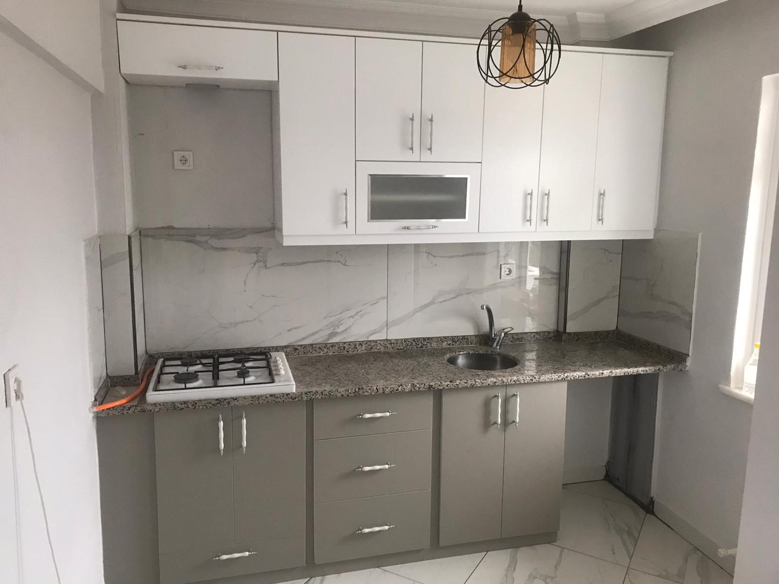 beyaz gri renk tek duvar mutfak dolabı