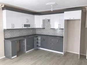 beyaz gri akrilik kapaklı mutfak dolabı